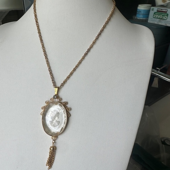 Vintage intaglio glass Cameo Pendant with gold plated chain - Picture 3 of 6